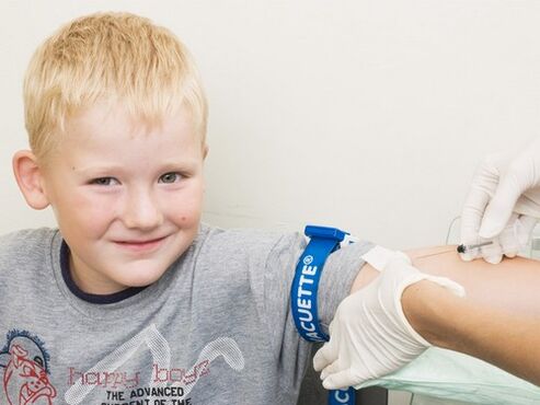 Bei Verdacht auf Parasitenbefall spendet das Kind Blut zur Analyse