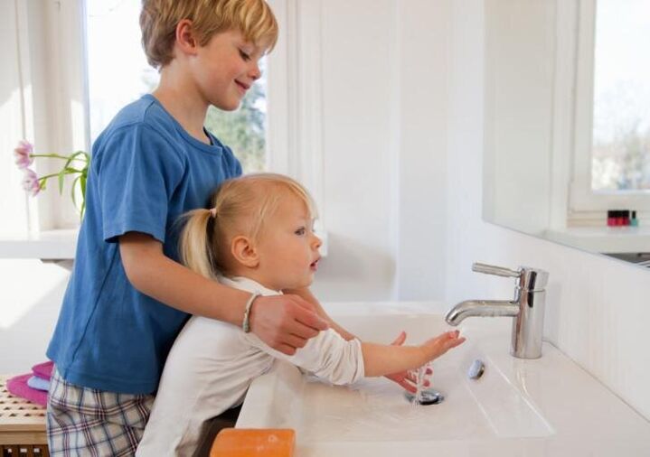 Das Kind muss von klein auf an die Regeln der persönlichen Hygiene herangeführt werden. 